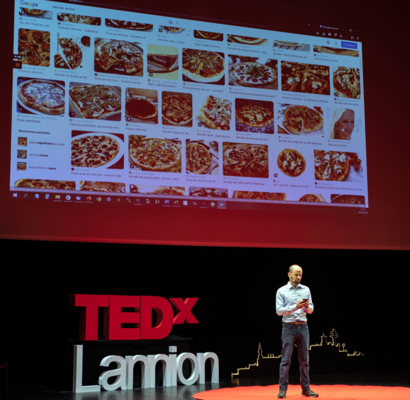 L'exemple de la pizza aux anchois sur la scène du TEDx Lannion